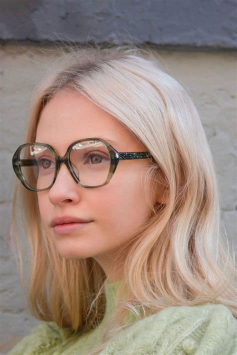 Latest Eyewear Trends 2024: Stylish Frames for Women