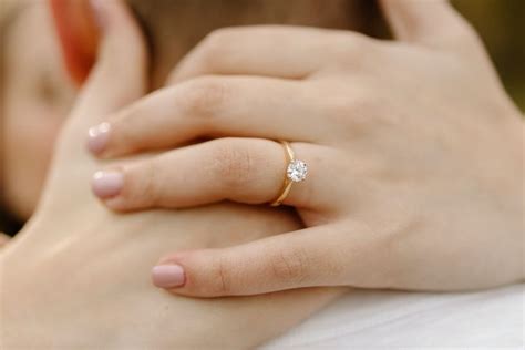 foto cincin tunangan soilitaire cantik  sederhana