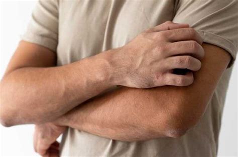 Красные точки на коже рук: причины, симптомы, лечение