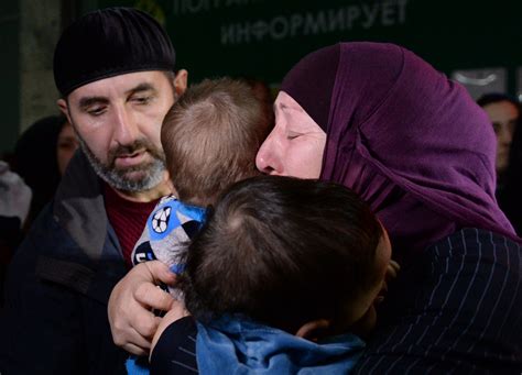 Двух спасённых в Сирии детей доставили в Россию