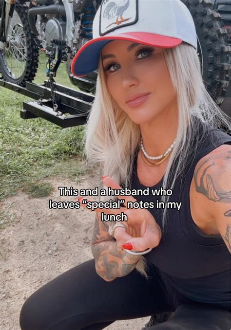 Yana Roney (@powderfluffgurl) - Urlebird