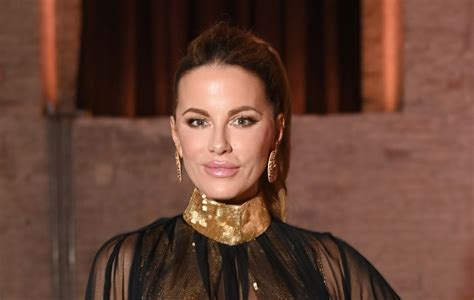 Fans think Kate Beckinsale dressed as Titanic necklace for Leonardo