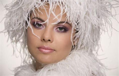 Pin by Ian Pallister on Feather Fashion 9 | Pretty face, Feather ...