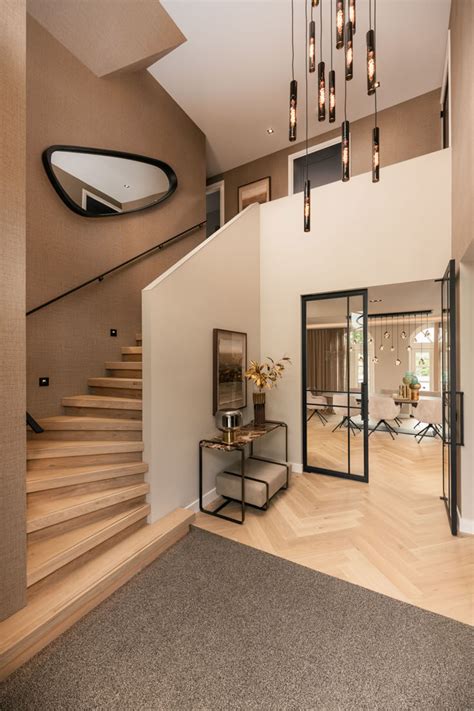 stijlvolle hal met moderne verlichting huis interieur moderne trap