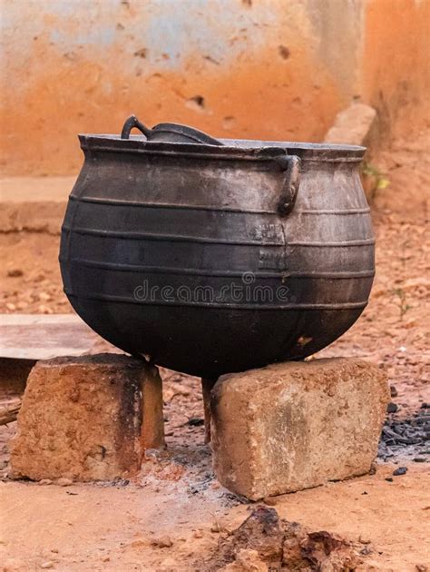 Marmite Dans Un Beau Village Africain Image stock - Image du village ...