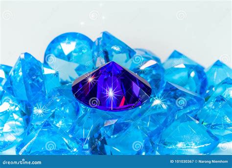 Blauwe Diamant Op Witte Achtergrond Stock Afbeelding - Image of helder ...