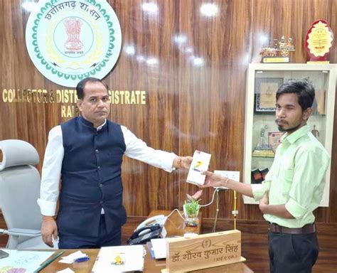 आंखों में रोशनी कम, पर इसे नही बनने दिया बाधा, कुशलता से मोबाइल चलाते ...