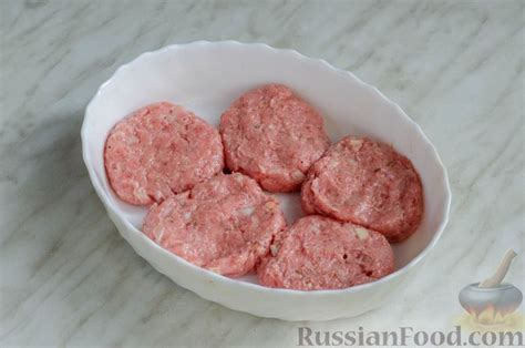Рецепт: Стожки из куриного фарша с картофелем, маринованными огурцами и ...
