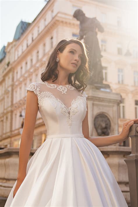 Short Wedding Dresses With Sleeves