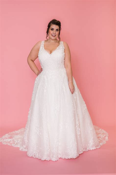 Emily | Curvy Chic Bridal