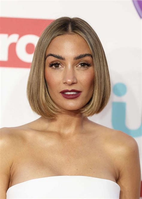 Style guide explaining a haircut for oval face men 1