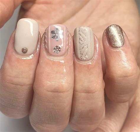 45+ Subtle Christmas Nails Design Ideas