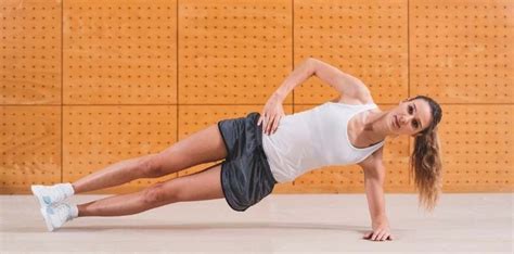 How to Do a Side Plank With Proper Form + Common Mistakes to Avoid