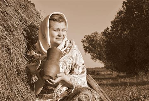 ДЕРЕВЕНСКИЕ ЖЕНЩИНЫ Деревенские женщины отцветают рано. И как-то враз ...
