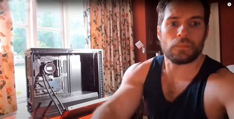 Генри Кавилл показал, как собирал компьютер два дня