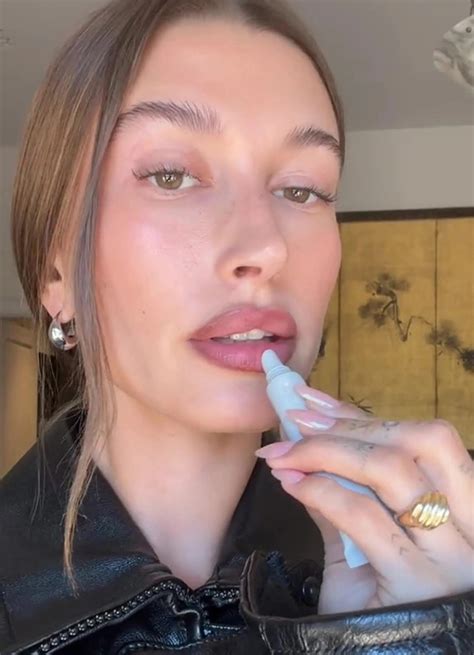 Hailey Bieber bị tố chiếm đoạt văn hóa - Thời trang Sao - ZNEWS.VN
