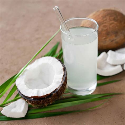 Кокосовая вода: что это, вкус, состав, польза и вред, как пить