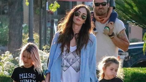 Megan Fox z mężem i dziećmi na zakupach | Kozaczek
