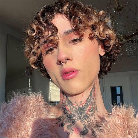 `влад дурак;; 💗 | Curly hair styles, Pink makeup, Pink aesthetic
