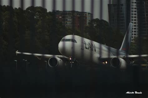 Detrás de la reja: un experimento en Aeroparque. | Ahicito Nomás