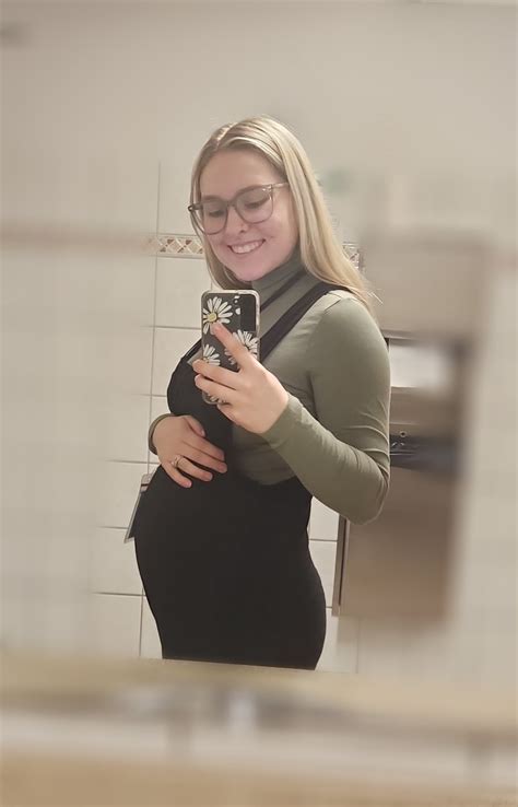 Selfie : r/ClothedPreggo