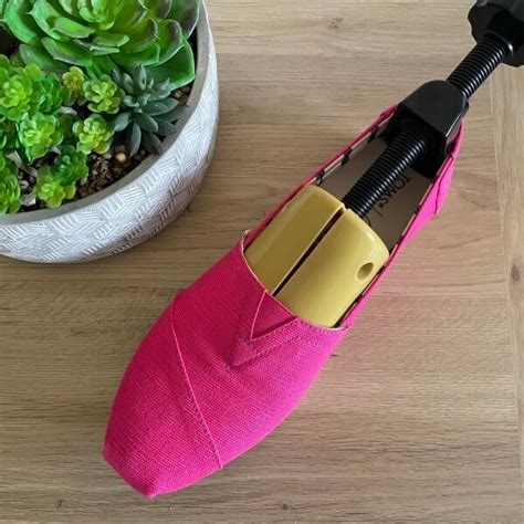 Do shoe stretchers work to make shoes bigger at home? Before and after ...
