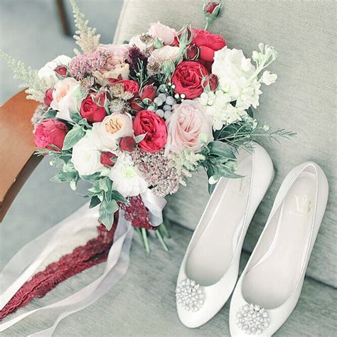#букет #красный #цветы #свадьба | Floral wreath, Floral, Wedding shoe