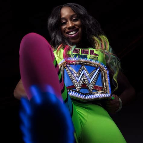 HOTTEST DIVAS: Naomi Shows Off The Glowing SmackDown Women's ...