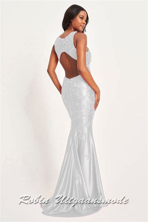 Fitted wedding dress with lace floral embroidery