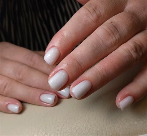 Для коротких ногтей можно выбрать различные варианты маникюра: 1. Френч ...