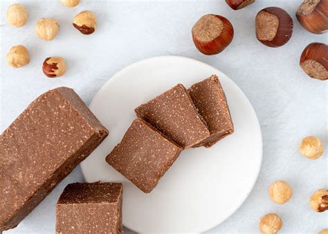 Nougat - opskrift på lækker hjemmelavet nougat med hasselnødder