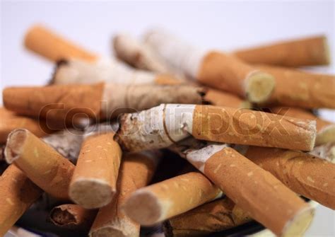 Askebæger fyldt med cigaret skodder på ... | Stock foto | Colourbox