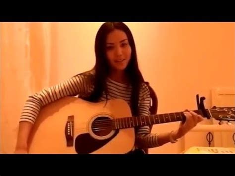 Девушка играет на гитаре и красиво поет песню Твои карие глаза - YouTube