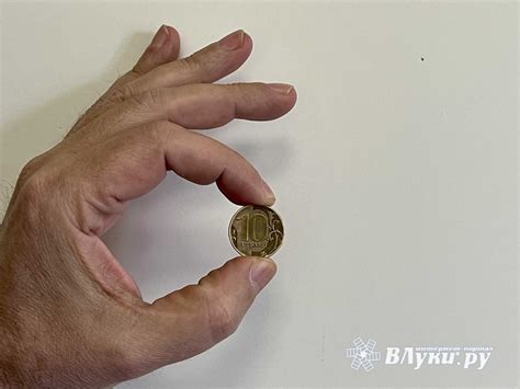 Фото Весов С 10 Рублевой Монетой — Картинки фотографии