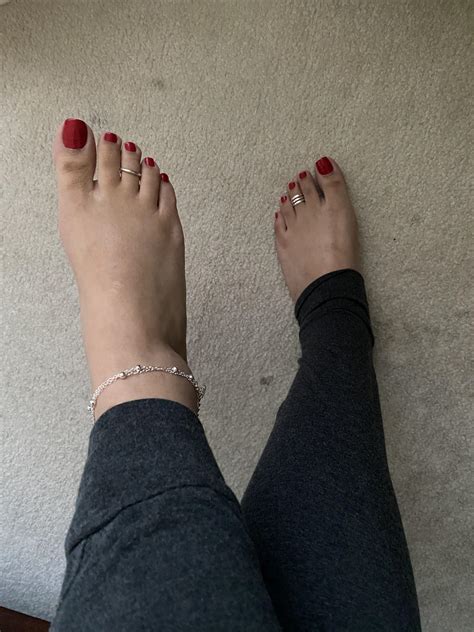 Red-hot toes 🔥 : r/FeetInYourFace