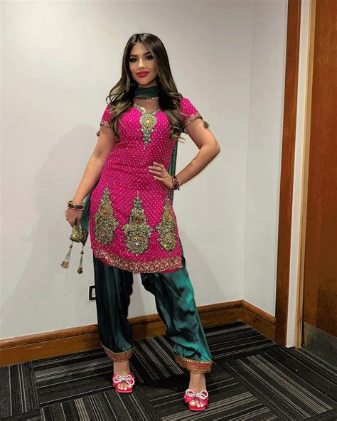 NRP British Pakistani Beauty in Ethnic Dress | Scrolller