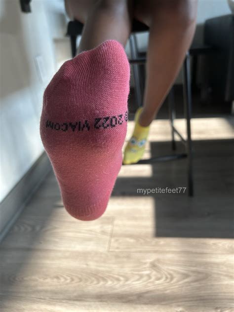smelly socks or smelly feet?💞 : r/FootSniffing