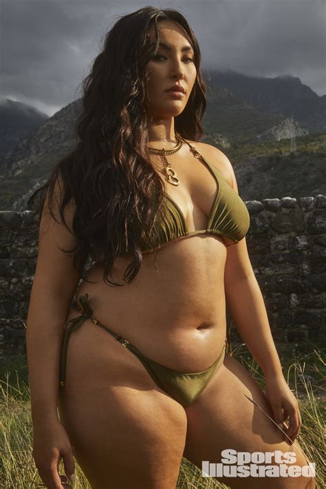Plus-Size-Model Yumi Nu auf dem Swimsuit-Cover 2022 | Sports Illustrated