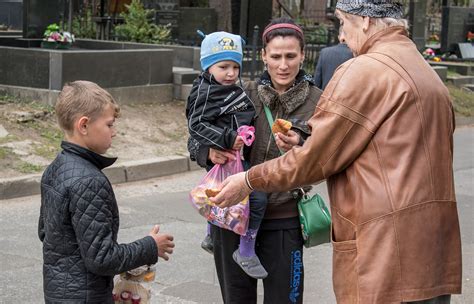 Де мертві відпочивають, живі метушаться. Як минули «гробки» на ...