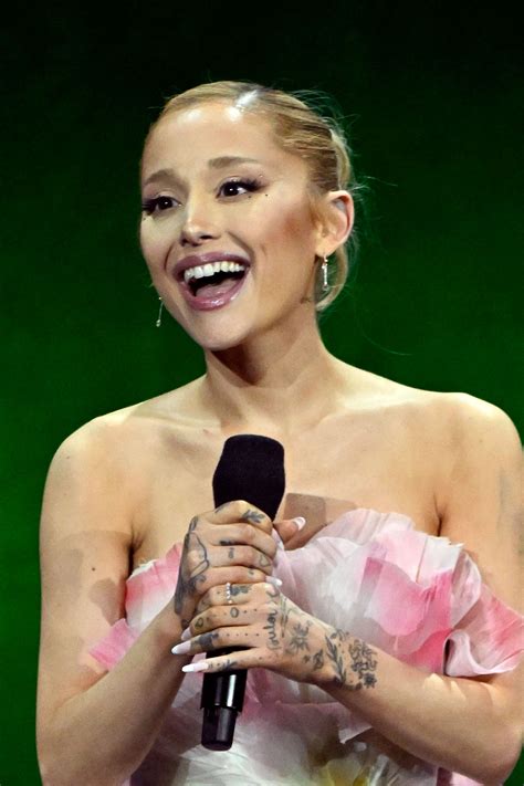 Ariana Grande 2024 La Via