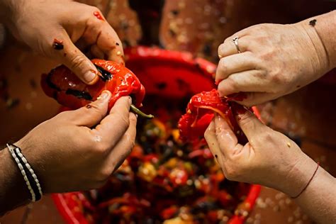 5 nacina kako se pravi ajvar | Stuffed hot peppers, Stuffed green ...