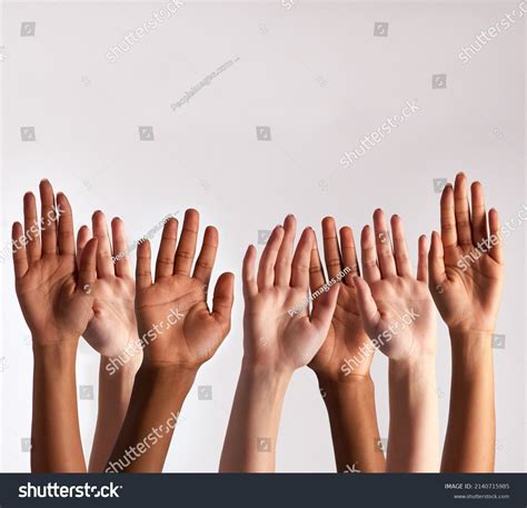 Persona saludable levantando mano: Más de 221.351 fotos de stock con ...