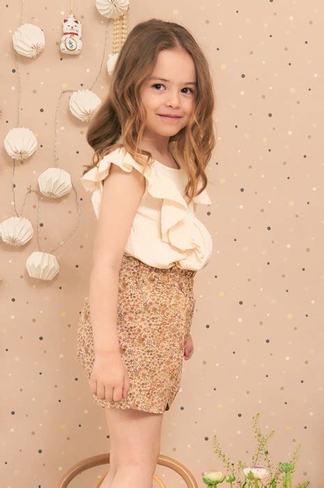Sparkling Stars Childrens Pink Wallpaper | Majvillan Stardust