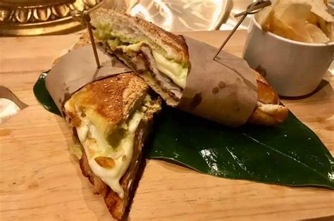 Panini de pollo con mayonesa de aguacate
