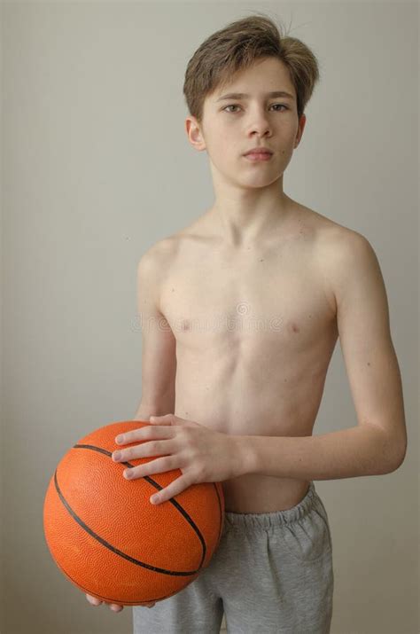 Мальчик подростка без рубашки с шариком для баскетбола Стоковое Фото ...