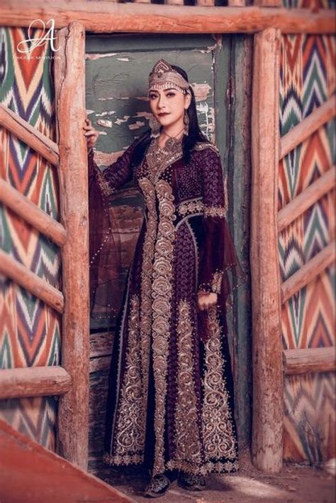 Uyghur woman in traditional dress. China | Traditional outfits ...