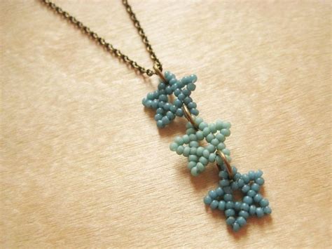Звездочка из бисера: мастер-класс и схема плетения | Patriotic jewelry ...