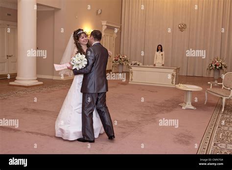 Russian wedding couple dance hi-res stock photography and images - Alamy