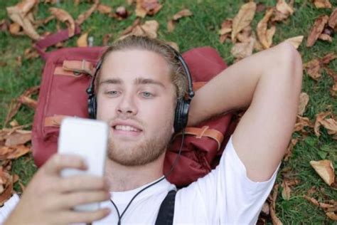 [QUIZ] Tebak Judul Lagu Barat Viral dari Liriknya, Yakin Bisa Gak?