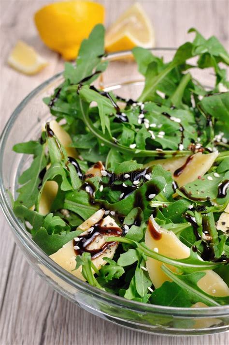 Салат Arugula в стекле стоковое фото. изображение насчитывающей - 55095940